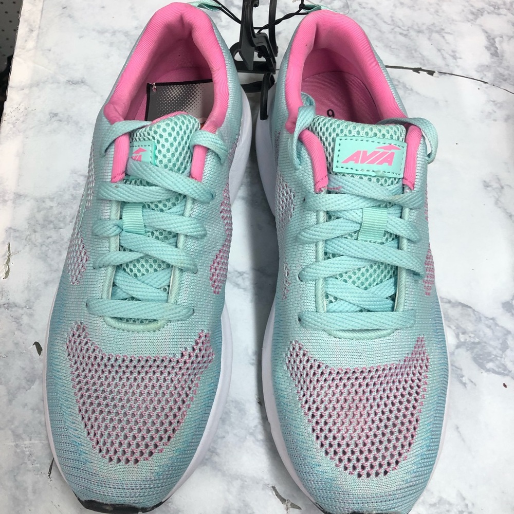 Brand New Fresh pair Avis athletic Sneakers w size 9 with tags 🏷